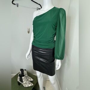 Emerald One-shoulder statment Top 🌿